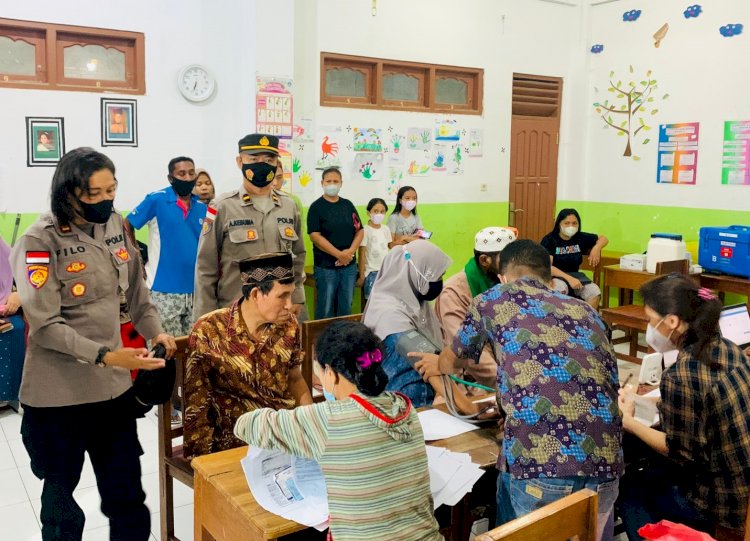 Turun ke Dua Masjid Besar, Polres Belu Kembali Gelar Vaksinasi Malam untuk Anak Hingga Lansia