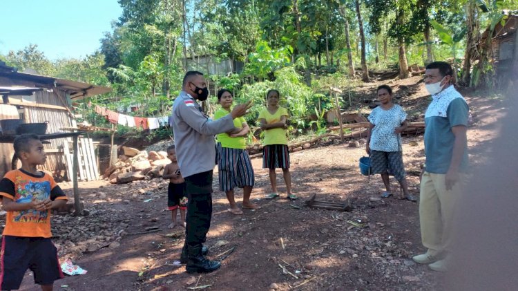 Antisipasi Ledakan Covid-19, Bhabinkamtibmas Fatukbot Imbau Masyarakat Tetap Patuhi Prokes di Ruangan Tertutup