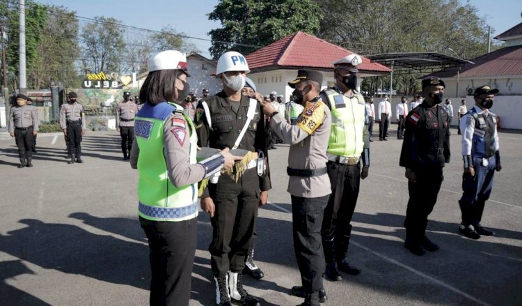 Sematkan Pita Operasi, Kapolres Belu, AKBP Yosep Krisbiyanto Pimpin Apel Gelar Pasukan Ops Patuh Turangga 2022