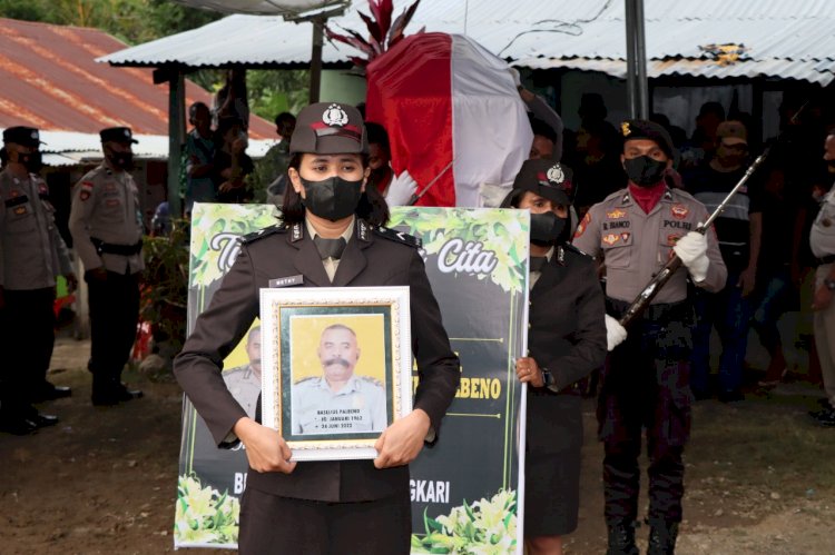 Upacara Kedinasan Polri, Hantarkan Aipda Purn.Baselius Palbeno Menuju Tempat Peristirahatan Terakhir