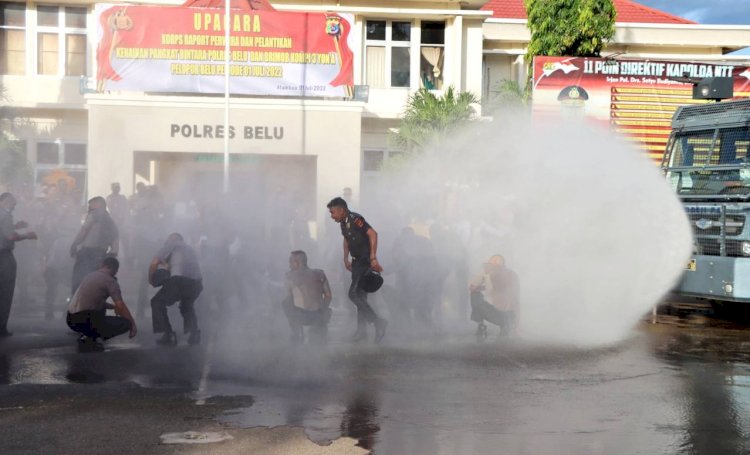 Seru, 26 Personil Polres Belu dan Brimob Kaget Dihujani Water Canon Usai Upacara Kenaikan Pangkat