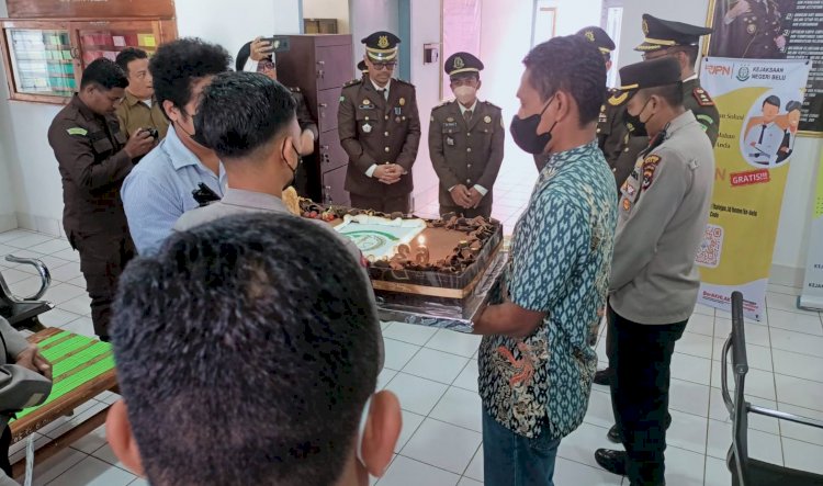 HUT Adhyaksa ke 62, Kapolres Belu dan Jajaran Bawa Kue Ulang Tahun Serbu Kejaksaan Negeri Atambua