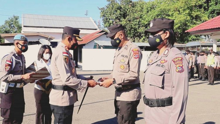 Ukir Prestasi di Luar Bidang Tugasnya, Tiga Personil Polres Belu Terima Penghargaan dari Kapolres Belu