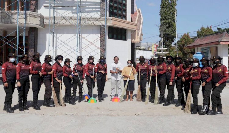 Bakti Religi di HUT Polwan RI ke 74, Srikandi Polwan Polres Belu Turun Kerja Bakti di Tempat Ibadah