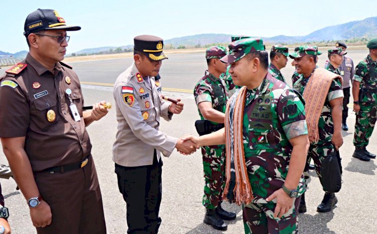 Bersama Bupati dan Forkopimda, Kapolres Belu Sambut Kedatangan Kepala Staf Angkatan Darat