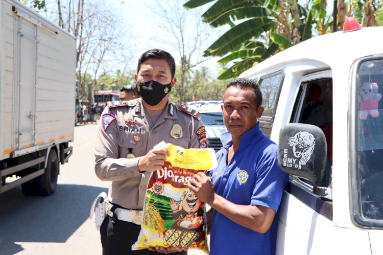 Dari Pasar Baru Hingga Batas Kota, Sat Lantas Polres Belu Salurkan Beras untuk Sopir dan Tukang Ojek