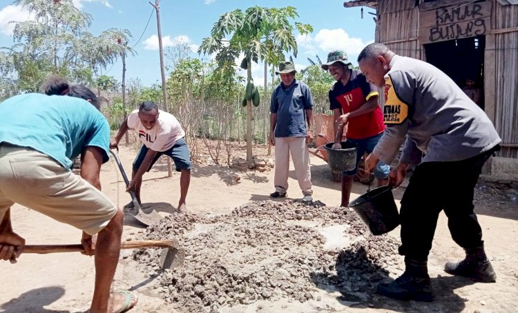 Dikerjakan secara Swadaya, Bhabinkamtibmas Fatukbot Polres Belu Gotong Royong Bangun Septic Tank untuk Penyandang Disabilitas