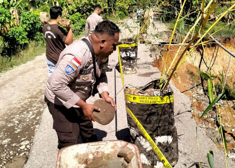 Jalan Raya Penghubung Lima Kecamatan Longsor, Anggota Polsek Tasifeto Timur Turun Pasang Garis Polisi