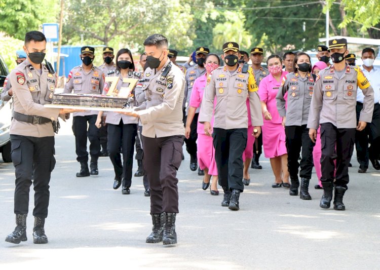 Datangi Syukuran dengan Berjalan Kaki, Kapolres Belu Beri Surprise di Hari Jadi ke 77  Korps Brimob Polri