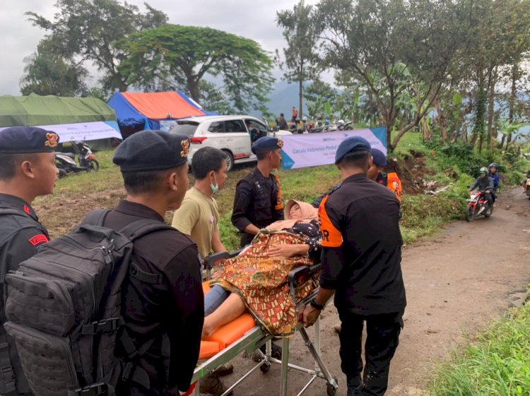 Pertolongan korban gempa Cianjur di desa terisolir dilakukan, Brimob Polri evakuasi dengan tandu