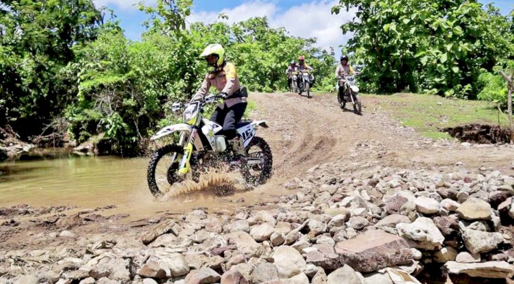 Ucap Terima Kasih, Warga Terharu Kapolres Belu Bersama Pejabat Utama Rela Terjang Sungai Salurkan Bantuan