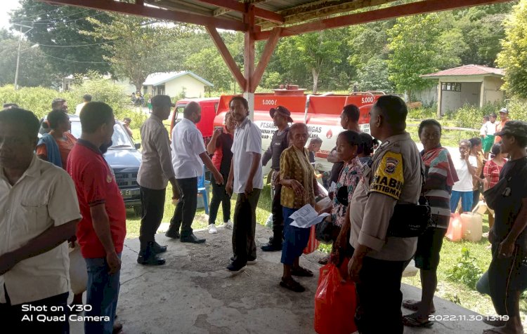 Ratusan Warga Serbu Minyak Tanah Murah di Wedomu, Kapolsek Tasifeto Timur Pimpin Anggota Lakukan Pengamanan