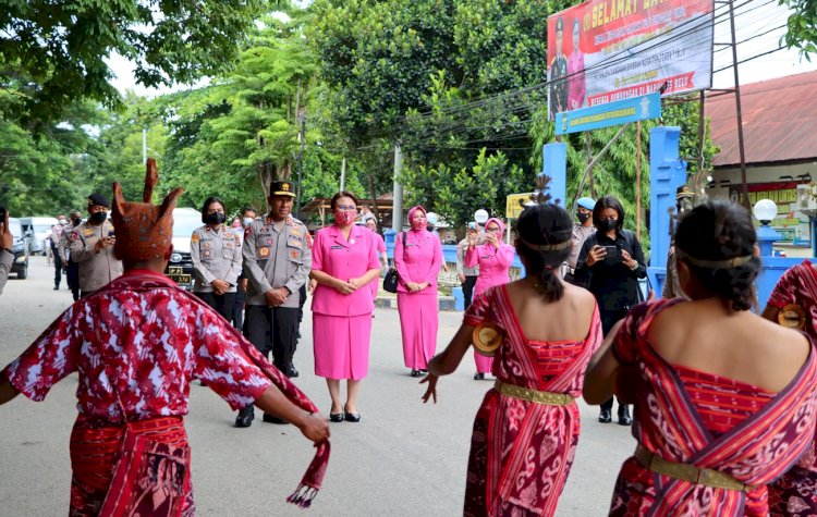 Injakkan Kaki di Polres Belu, Kapolda NTT Disambut Tarian Likurai dan Jajar Kehormatan