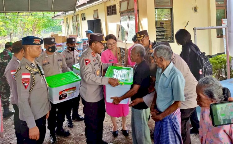 Polri Peduli Sesama, Kapolda NTT Salurkan 120 Paket Sembako untuk Masyarakat Kakuluk Mesak