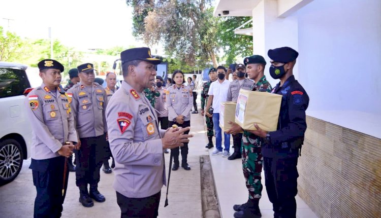 Beri Motivasi dan Semangat, Kapolda NTT, Irjen Pol. Drs. Johni Asadoma, M.Hum Bagikan Bingkisan kepada Prajurit TNI Polri di Tapal Batas RI-RDTL