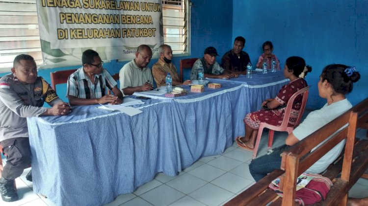 Bersama Hakim Perdamaian Kelurahan, Bhabinkamtibmas Fatukbot Polres Belu Mediasi Kasus Pencemaran Nama Baik