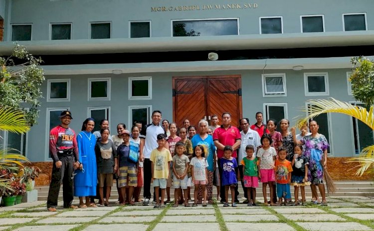 Wujud Kedekatan Polri dengan Warga Jelang Nataru, Polsek Lasiolat Kerja Bakti Bersihkan Kapela Mgr. Gabriel Manek, SVD