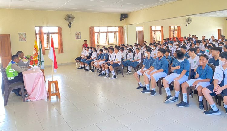 Pentingnya Keselamatan di Jalan Raya, Sat Lantas Polres Belu Turun ke SMP Santa Agela Beri Penyuluhan Tertib Berlalu Lintas