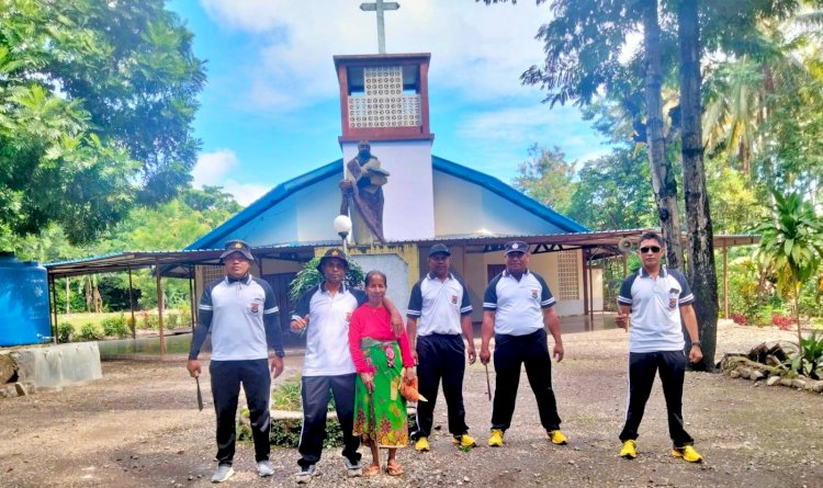 Jelang Perayaan Natal dan Tahun Baru, Anggota Polsek Tasifeto Timur Kerja Bakti di Gereja St.Paulus Wedomu