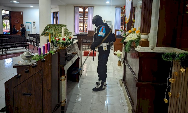 Jamin Keamanan Saat Misa Natal, Brimob Kompi 3 Batalyon A Pelopor Belu Lakukan Sterilisasi di Gereja