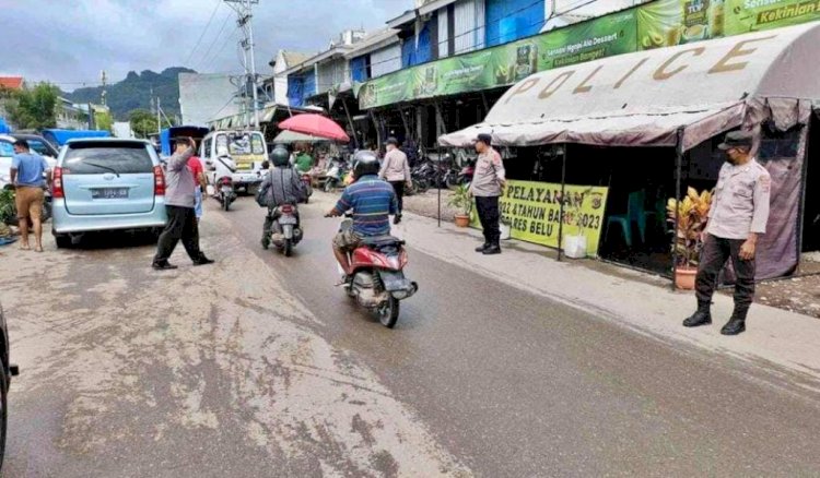 Beri Rasa Aman dan Nyaman Masyarakat Saat Beraktivitas, Personel Pos Pelayanan Lilin Polres Belu Rutin Atur Lalu Lintas dan Patroli di Pasar