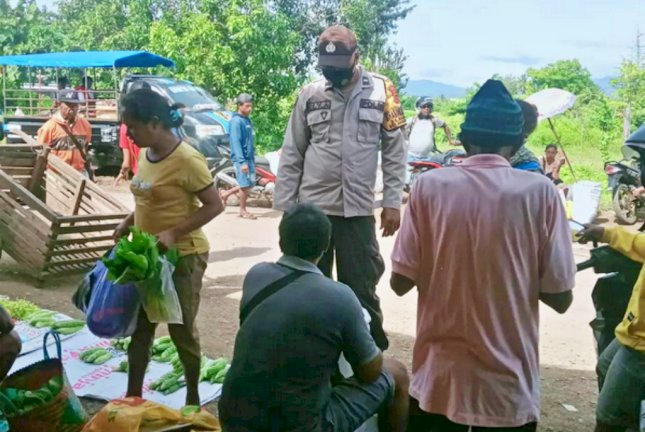 Hadir Menjaga Kamtibmas di Pasar Mingguan Halilulik, AIPDA Elias Amaral Imbau Masyarakat Jauhi Pekat