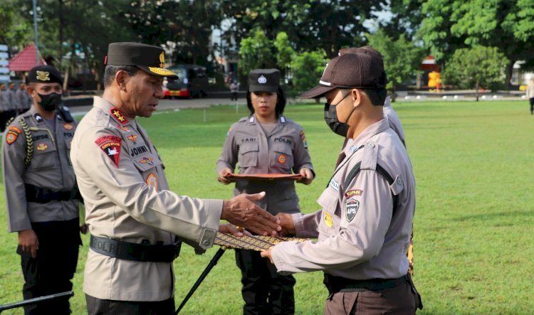 Berprestasi dalam Menjalankan Tugasnya, Dua Anggota Satpam ini Diganjar Penghargaan dari Kapolda NTT