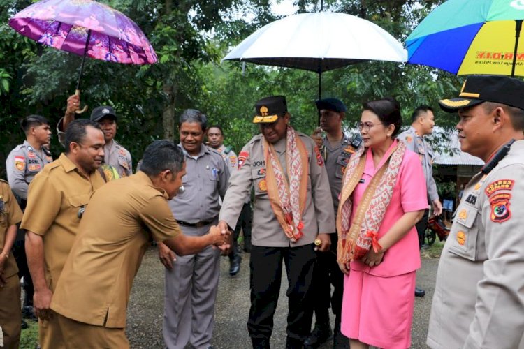 Kapolda NTT  dan Ketua Bhayangkari Daerah NTT  berkunjung ke kediaman Nono sang juara dunia Matematika