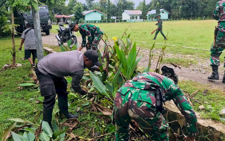 Wujudkan Lingkungan yang Sehat dan Bersih, Bhabikamtibmas Maumutin Polres Belu Bersama Satgas Pamtas Kerja Bakti di Kantor Desa Maumutin