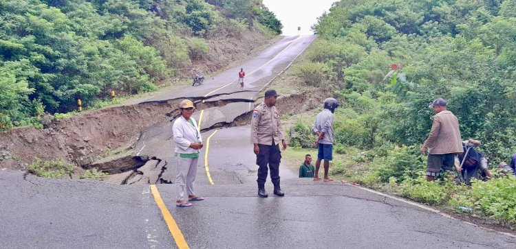 Siaga di Lokasi Jalan yang Putus, Anggota Polsek Tasifeto Timur Imbau Pengendara Waspada dan Lewat Jalan Alternatif