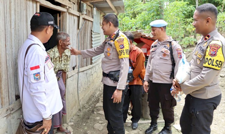 Sentuh Desa Terpencil, Kapolres Belu Gelar Jumat Curhat dan Bagi Sembako untuk Warga Kurang Mampu