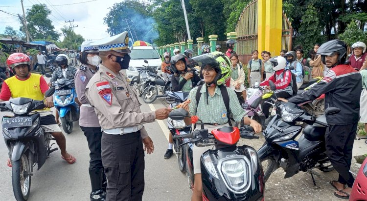 Patroli di Jam Pulang Sekolah, Satgas Ops Keselamatan Polres Belu Beri Hadiah untuk Pelajar yang Tertib Berlalu Lintas