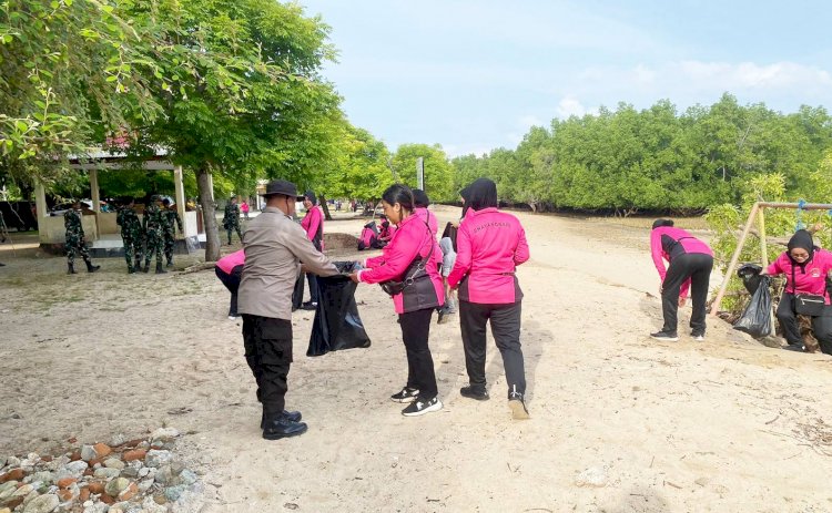 Peringati Hari Peduli Sampah Nasional, Personel Polres Belu Bersama Bhayangkari Turun Kerja Bakti di Tiga Tempat Wisata