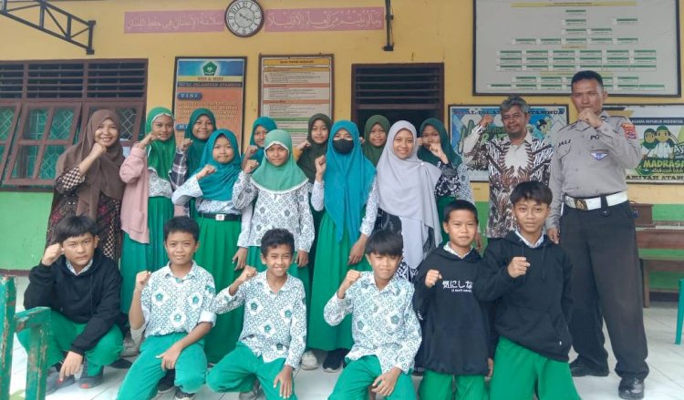 Peduli Keselamatan Generasi Penerus Bangsa, Sat Lantas Polres Belu Ajak Guru dan Pelajar MI Al Islamiyah Dukung Budaya Antar Jemput Anak ke Sekolah