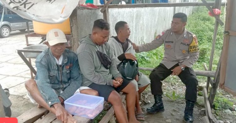 Curah Hujan Masih Tinggi, Bhabinkamtibmas Tulamalae Polres Belu Imbau Warga Hati-hati Saat Bepergian