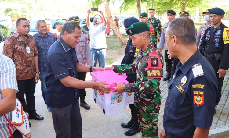 Turun ke PLBN Motaain, Kapolda NTT, Irjen Pol. Drs. Johni Asadoma, M.Hum Bagikan Bingkisan kepada Anggota TNI Polri dan CIQS PLBN