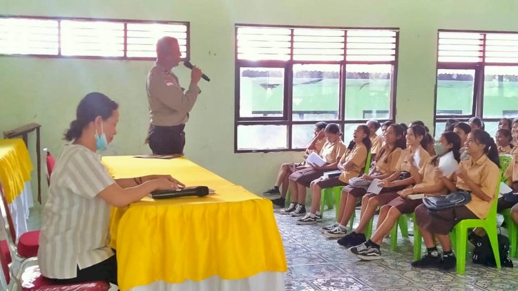 Penerimaan Polri T.A 2023 Telah Di Buka, Sat Binmas Polres Belu Ajak Pelajar SMA Kristen Ramai-ramai Masuk Polisi