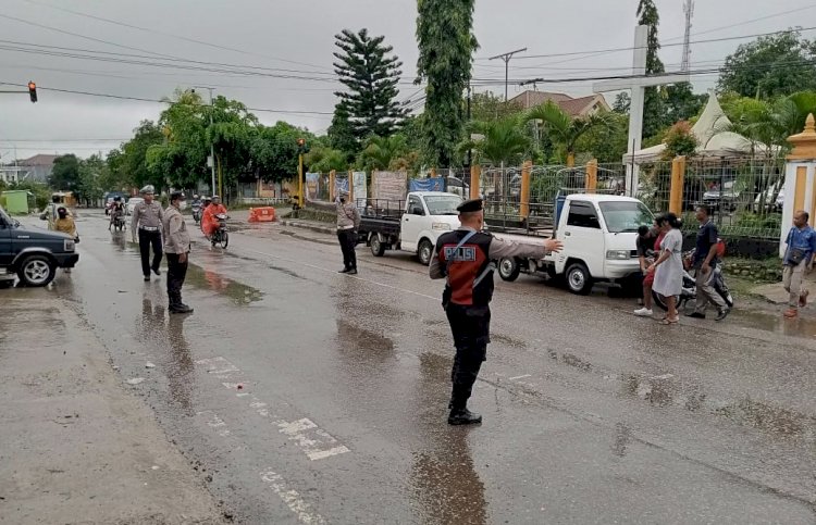 Kembali Dibalut Hujan, Personel Operasi Semana Santa Polres Belu Siaga Amankan Misa Perayaan Paskah II