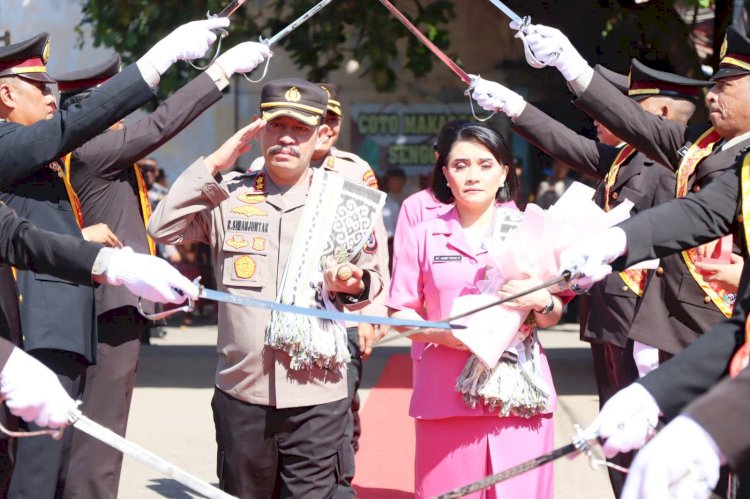 Sapaan Adat Hingga Tradisi Pedang Pora Sambut Kedatangan Pejabat Baru Kapolres Belu, AKBP Richo Nataldo Devallas Simanjuntak