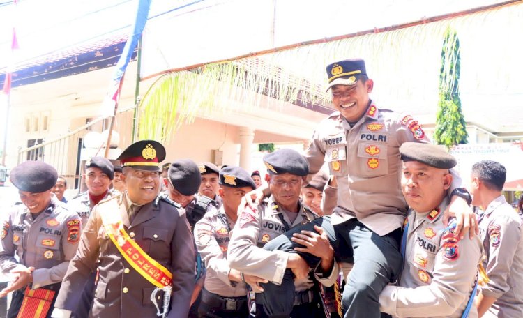 Penuh Haru, Anggota Polres Belu dan Bhayangkari Lepas AKBP Yosep Krisbiyanto Menuju Tempat Tugas yang Baru