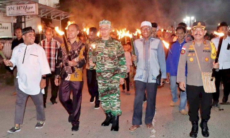 Malam Takbiran di Tapal Batas, Kapolres Belu Bersama Wakil Bupati dan Ketua MUI Jalan Kaki Pimpin Rombongan Pawai Obor