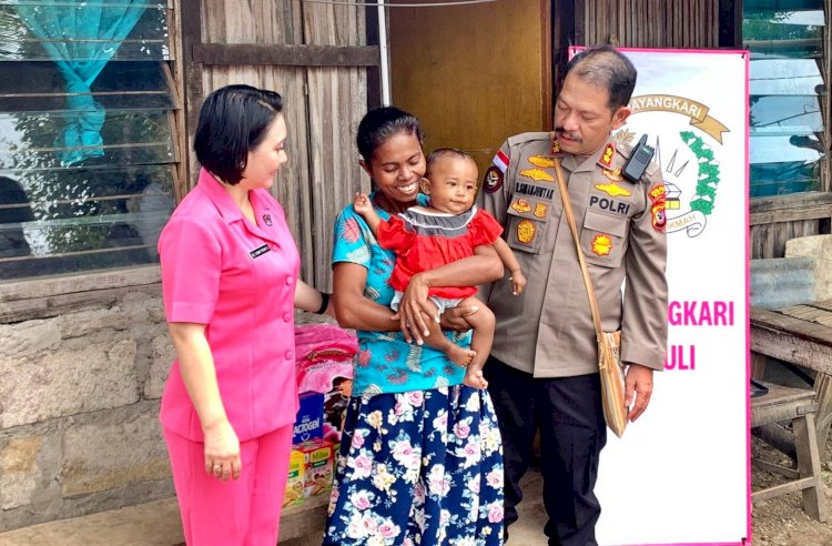 Hadir Membantu Sesama, Kapolres Belu Bersama Ketua Bhayangkari Serahkan Bantuan Sosial untuk Balita Penderita Stunting