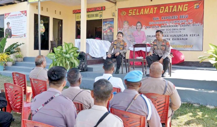 Kunjungan ke Polsek Raimanuk, Kapolres Belu Ingatkan Anggota Jauhi Pelanggaran dan Tetap Jaga Kekompakan