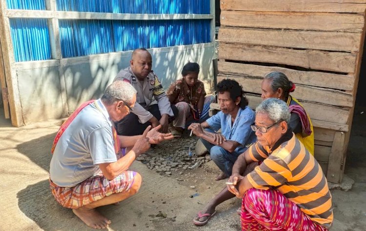 Duduk Bersama Bahas Kamtibmas, Bhabinkamtimas Polres Belu Imbau Warga Naekasa Waspadai Kejahatan Perdagangan Orang