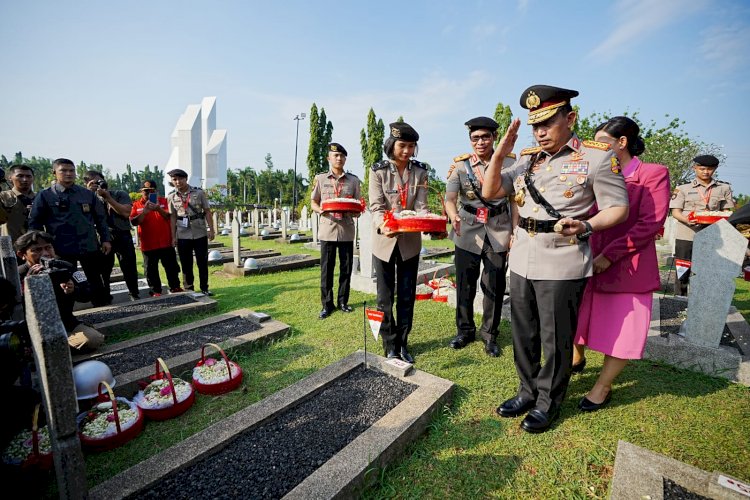 Jelang HUT ke-77 Bhayangkara, Kapolri dan Jajaran Ziarah ke TMP Kalibata