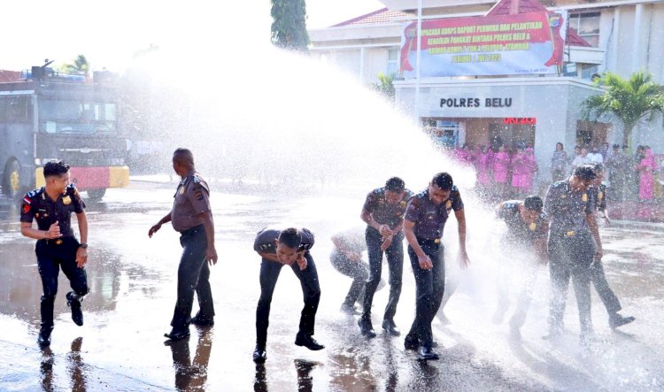 Seru dan Berkesan, 33 Personel Polres Belu dan Brimob Dihujani Water Canon Usai Upacara Kenaikan Pangkat