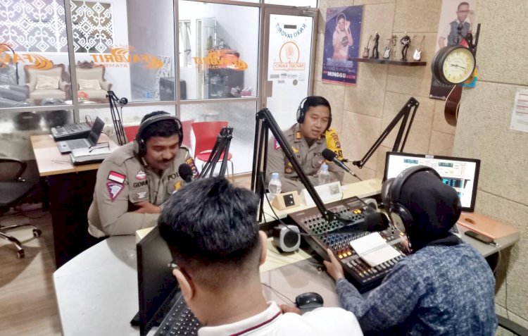 Lewat Talk Show, Kasat Lantas Polres Belu Ajak Pendengar Radio Favorit Tingkatkan Kesadaran Berlalu Lintas demi Keselamatan Bersama