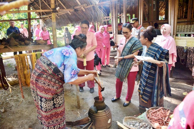 Dukung Kebudayaan di Sikka, Ketua Umum Bhayangkari Ny. Juliati Sigit Prabowo Kunjungi Sangar Tenun Ikat Lepo Lorun