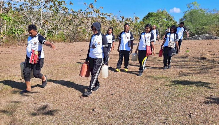 Dekatkan Diri dan Bantu Kesusahan Masyarakat, Kapolres Belu Bersama Anggota Beramai-ramai Turun ke Kampung Terisolir Fohomea