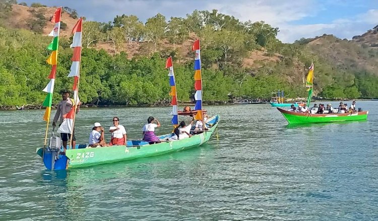 Lewat Darat dan Laut, Aparat Gabungan Polres Belu Amankan Prosesi Naifeto Lalean dari Lakafehan Menuju Paroki Stella Maris Atapupu